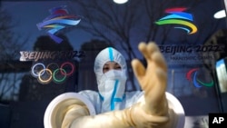 一位身穿防护服的工作人员在进行新冠检测（2022年2月1日）