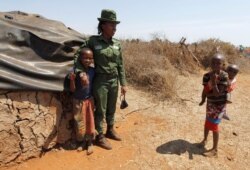 Sharon Karaine, anggota Team Lioness, sebuah unit penjaga hutan Kenya yang semuanya perempuan, saat bertemu dengan anak-anak, Kenya, 7 Agustus 2020. (Foto: REUTERS/Njeri Mwangi)