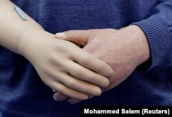 Seorang pria Palestina, yang kehilangan tangan kanannya dan dipasangi anggota gerak myoelectric, menghadiri sesi rehabilitasi di Rumah Sakit Rehabilitasi dan Prostetik Sheikh Hamad Bin Khalifa Al Thani di Jalur Gaza utara 13 April 2022, sebagai ilustrasi. (Foto: REUTERS)