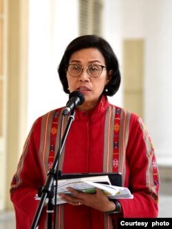 Menteri Keuangan Sri Mulyani mengumumkan kenaikan Tarif Cukai Hasil Tembakau usai rapat kabinet di Istana Kepresidenan Bogor, Jawa Barat, Kamis (3/11). (Foto: Setpres RI)