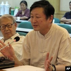 北京历史学者章立凡(前排右侧)