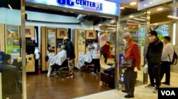 香港新防疫措施下，所有理发店2月10日起关闭两星期，不少市民2月9日理发店关门前夕，排队剪头发 (美国之音/汤惠芸)