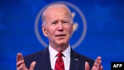 Presiden terpilih AS Joe Biden menyampaikan pernyataan tentang rencananya untuk memberikan vaksin Covid-19 di teater The Queen di Wilmington, Delaware, 15 Januari 2021. 