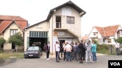 Srbi okupljeni ispred registracionog centra u Lapljem selu (Foto: VOA) 