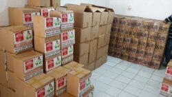Sejumlah paket sembako sumbangan dari berbagai pihak di Posko Saling Jaga, siap dibagikan kepada warga terdampak ekonomi akibat corona. (Foto: VOA/Petrus Riski)