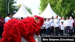 Presiden Jokowi yang ikut menghadiri jalan sehat rangkaian acara menuju satu abad NU di Solo, Minggu (22/1) menyatakan kontribusi NU bagi Indonesia tak diragukan lagi. (Foto: Courtesy/Setpres)