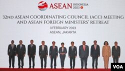 Tanpa perwakilan Myanmar, para menteri luar negeri menggelar sesi foto bersama termasuk Menteri Luar Negeri Timor Leste yang hadir sebagai pengamat. Rangkaian ASEAN Foreign Ministers Meeting berlangsung di Jakarta pada 3-4 Februari 2023. (VOA/Indra Yoga)