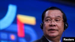 រូបឯកសារ៖ នាយករដ្ឋមន្ត្រីកម្ពុជាលោក ហ៊ុន សែន នៅក្នុងសន្និសីទសារព័ត៌មាន ក្រោយកិច្ចប្រជុំរវាងសហភាពអឺរ៉ុបនិងសមាគមអាស៊ីអាគ្នេយ៍ នៅទីក្រុងព្រុចសែល ប្រទេសស្វីស កាលពីថ្ងៃទី ១៤ ខែធ្នូ ឆ្នាំ ២០២២។