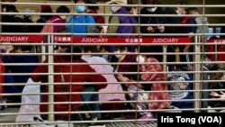 西九龙裁判法院公众人士轮候法庭旁听席筹号的排队区，挤满疑似“排队党”。（美国之音汤惠芸）
