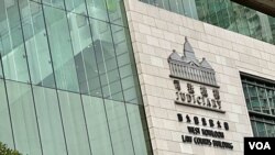 香港西九龙裁判法院大楼一幅玻璃幕墙，2月8日中午民主派47人案审讯期间，怀疑被人射击导致爆裂 (美国之音/汤惠芸)