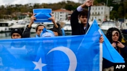 Anggota komunitas Uyghur menggelar protes terhadap pemerintah China di di dekat Konsulat China di Istanbul, Turki, pada 4 Desember 2022. (Foto: AFP/Yasin Akgul)