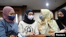 Para ibu korban cedera ginjal akut (AKI) menghadiri sidang pendahuluan untuk gugatan class action yang diajukan terhadap pemerintah dan perusahaan obat karena mengizinkan penjualan sirop obat batuk tercemar di pengadilan di Jakarta, 17 Januari 2023. (REUTERS/Ajeng Dinar Ulfiana)