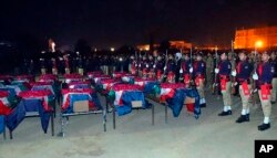 Pasukan kehormatan melakukan upacara untuk menghormati anggotanya yang tewas dalam insiden bom bunuh diri di dalam masjid, di Peshawar, Pakistan, Senin, 30 Januari 2023. (Departemen Kepolisian Pakistan via AP)