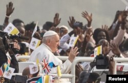 Paus Fransiskus menyapa para jemaah saat misa di John Garang Mausoleum dalam lawatan ke Jube, Sudan Selatan, 5 Februari 2023. (Foto: Yara Nardi/Reuters)