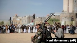 Para kombatan Houthi menghadiri pemakaman para sejawatnya yang tewas dalam pertempuran dengan pasukan pemerintah Yaman yang didukung oleh internasional, di Sanaa, Yaman, 24 November 2021. (Foto: Hani Mohammed/AP Photo)