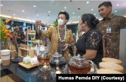 GKR Hemas (memakai masker) melihat produk-produk di pameran yang menjadi bagian penyelenggaraan ATF di Yogyakarta. (Foto: Humas Pemda DIY)