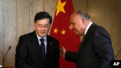 Menteri Luar Negeri Mesir Sameh Shoukry (kanan) menyambut kedatangan Menteri Luar Negeri China Qin Gang di Kairo, pada 15 Januari 2023. (Foto: AP/Amr Nabil)