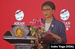 Menlu RI, Retno Marsudi membacakan hasil pertemuan 32nd ASEAN Coordinating Council Meeting kepada wartawan. (VOA/Indra Yoga)