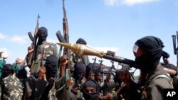 资料照片：索马里青年党武装人员正准备进入首都摩加迪沙。(2008年12月8日）