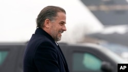 Hunter Biden, putra dari Presiden AS Joe Biden, berjalan menuju pesawat Air Force One di Syracuse, New York, pada 4 Februari 2023. (Foto: AP/Patrick Semansky)