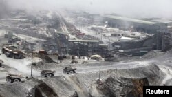 Truk-truk terparkir di tambang Grasberg yang dikelola Freeport Indonesia dekat Timika, Papua, 19 September 2015. (Foto: Muhammad Adimaja/Antara via Reuters)