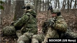 미국과 한국 해군 특수전부대 대원들이 2023년 1월 중순 한국에서 연합훈련을 하고 있다.