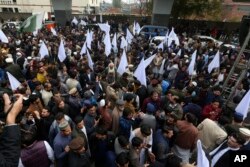 Pendukung partai Tehreek-e-Insaf Pakistan berunjuk rasa mengecam serangan militan dan menuntut perdamaian di negara itu, di Peshawar, Pakistan, Jumat, 3 Februari 2023. (AP/Muhammad Sajjad)