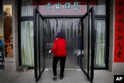 北京西南的定兴县一个慈善组织设立的一个食堂免费供给老年人午餐。（2021年5月13日）