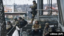 Ukrajinski vojnici odmaraju nedaleko od prvih linija fronta u Bahmutu, 17. decembra 2022.