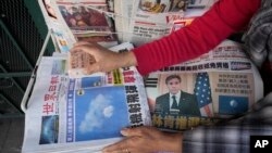Surat kabar China Daily News menampilkan berita dan foto balon yang dicurigai sebagai balon mata-mata China di distrik Chinatown Los Angeles Minggu, 5 Februari 2023. (Foto: AP)