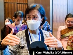 លោកស្រី អ៊ឹង កន្ថាផាវី រដ្ឋមន្ត្រី​ក្រសួង​កិច្ចការ​នារី​ប្រាប់​អ្នកសារព័ត៌មាន​ក្នុង​ពិធី​សម្ពោធដាក់​ដំណើរការ​ផែនការ​សកម្មភាពក្នុងតំបន់អាស៊ានស្តីអំ​ពីស្ត្រី សន្តិភាព និង​សុវត្ថិភាព (ASEAN RPA on WPS) នៅ​រាជធានីភ្នំពេញ កាលពី​ថ្ងៃទី​ ៥ ខែ​ធ្នូ​ ឆ្នាំ​ ២០២២។ (កាន់ វិច្ឆិកា/វីអូអេ)