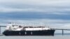 Tanker LNG Flex Volunteer, berlayar di bawah bendera Kepulauan Marshall, berlayar di dekat jembatan Saint-Nazaire di atas muara Loire, saat meninggalkan dermaga Terminal LNG Montoir-de-Bretagne, dekat Saint-Nazaire, Prancis barat , pada 12 April 2022. (Foto: AFP)