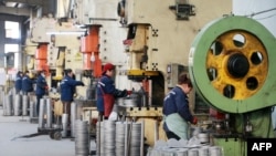 中国安徽淮北的一家工厂工人在铝制品生产线上工作。（法新社2023年1月30日）