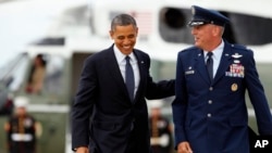 资料照片：时任美国总统奥巴马与时任美国空军第89空运联队队长、空军上校的米尼汉(右)在安德鲁斯联合基地交谈。