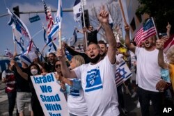 Para pendukung pro-Israel berpawai untuk menunjukkan dukungan kepada Israel di luar Gedung Federal di Los Angeles, 12 Mei 2021. (Foto: Jae C. Hong/AP Photo)