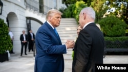 特朗普总统与以色列总理内塔尼亚胡及其夫人7月7日在白宫南廊。