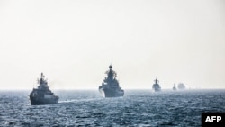 Kapal-kapal perang milik Iran, Rusia, dan China saat menggelar latihan militer bersama di Samudra Hindia untuk menumpas pembajakan di laut, 21 Januari 2022. (Foto: Iranian Army Office/AFP)