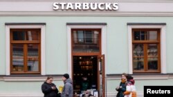 Salah satu kedai kopi "Starbucks" di Moskow, Rusia (foto: dok). 