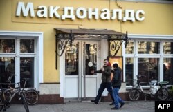 Salah satu restoran McDonald's di Moskow (foto: dok). McDonald's menjual bisnisnya kepada investor Rusia minggu lalu.
