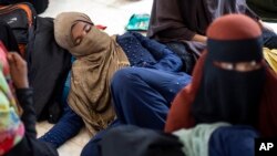 Etnis Rohingya beristirahat di tempat penampungan sementara di Bireuen, Provinsi Aceh, Minggu, 6 Maret 2022. (Foto: AP)