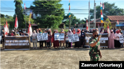 Warga menggelar aksi demo di Kantor Kecamatan Sangasanga pada 17 Januari 2022 sebagai protes rencana beroperasinya kembali pertambangan di wilayah mereka. (Foto: Courtesy/Zaenuri)