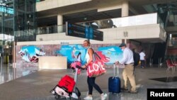 Beberapa turis mancanegara tiba di Bandara Internasional I Gusti Ngurah Rai, Bali, di saat pemerintah memulai kebijakan bebas karantina bagi para wisatawa asing pada 7 Maret 2022. (Foto: Reuters/Sultan Anshori)