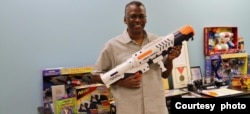លោក Lonnie Johnson កាន់​កាំភ្លើង​ជ័រ​បាញ់ទឹក ដែល​លោក​បាន​បង្កើតឡើង​។ (Courtesy of Johnson Research & Development Co., Inc)