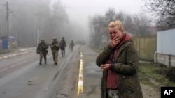 Ukrajinka Marija Olhovska oplakuje oca koji je poginuo u ruskom raketnom napadu u predgrađu Kijeva (Foto: AP/Rodrigo Abd)