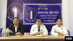 រូប​ឯកសារ៖ មន្ត្រី​ជាន់ខ្ពស់​របស់​គណបក្ស​ភ្លើង​ទៀន ធ្វើ​សន្និសីទ​សារព័ត៌មាន​នៅ​ការិយាល័យ​កណ្តាល​របស់​គណបក្ស​ភ្លើង​ទៀន ក្នុង​ខណ្ឌ​សែនសុខ រាជធានី​ភ្នំពេញ ថ្ងៃទី០៤ ខែមេសា ឆ្នាំ ២០២២ ។ (លាស់ លីបលីប/វីអូអេ)