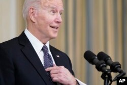 Presiden Joe Biden berbicara tentang Presiden Rusia Vladimir Putin dan invasi Rusia ke Ukraina setelah mengumumkan anggaran yang diusulkan untuk tahun fiskal 2023 di Ruang Makan Negara Gedung Putih, Senin, 28 Maret 2022, di Washington. (Foto: AP/Patrick Semansky)