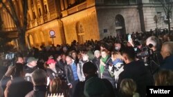 Protest ispred sedišta Republičke izborne komisije (Foto: Tviter nalog Nebojše Zelenovića)