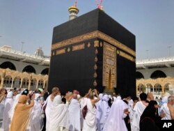 Jemaah umrah melakukan Tawaf (mengelilingi Ka'bah) di Masjidil Haram, Mekkah, Arab Saudi.