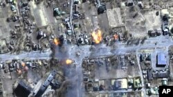 Citra satelit yang disediakan oleh Maxar Technologies ini menunjukkan gedung-gedung yang terbakar di kawasan perumahan di timur laut Chernihiv, Ukraina, Rabu, 16 Maret 2022. (Maxar Technologies via AP)