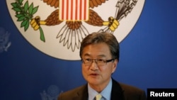 资料照片：负责与三个太平洋岛国重新谈判美国协议的总统特使尹汝尚2017年12月15日在曼谷。（时任美国朝鲜政策特别代表，路透社照片）